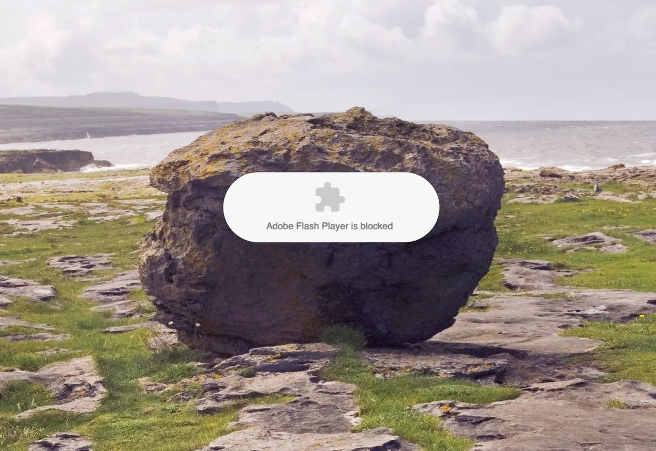 A glacial erratic with in overlay a pop-up that says that Adobe Flash Player is blocked